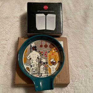 ⭐️ Host Pick⭐️ Modern white salt & pepper shakers plus Indigo spoon rest NIB